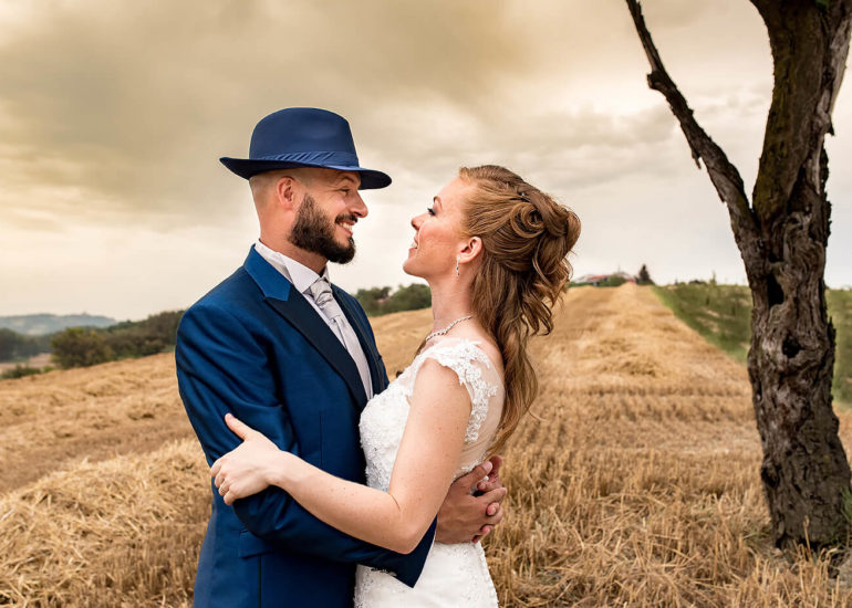 Fotografo di matrimonio Asti anniversario in Piemonte in un campo di grano al tramonto