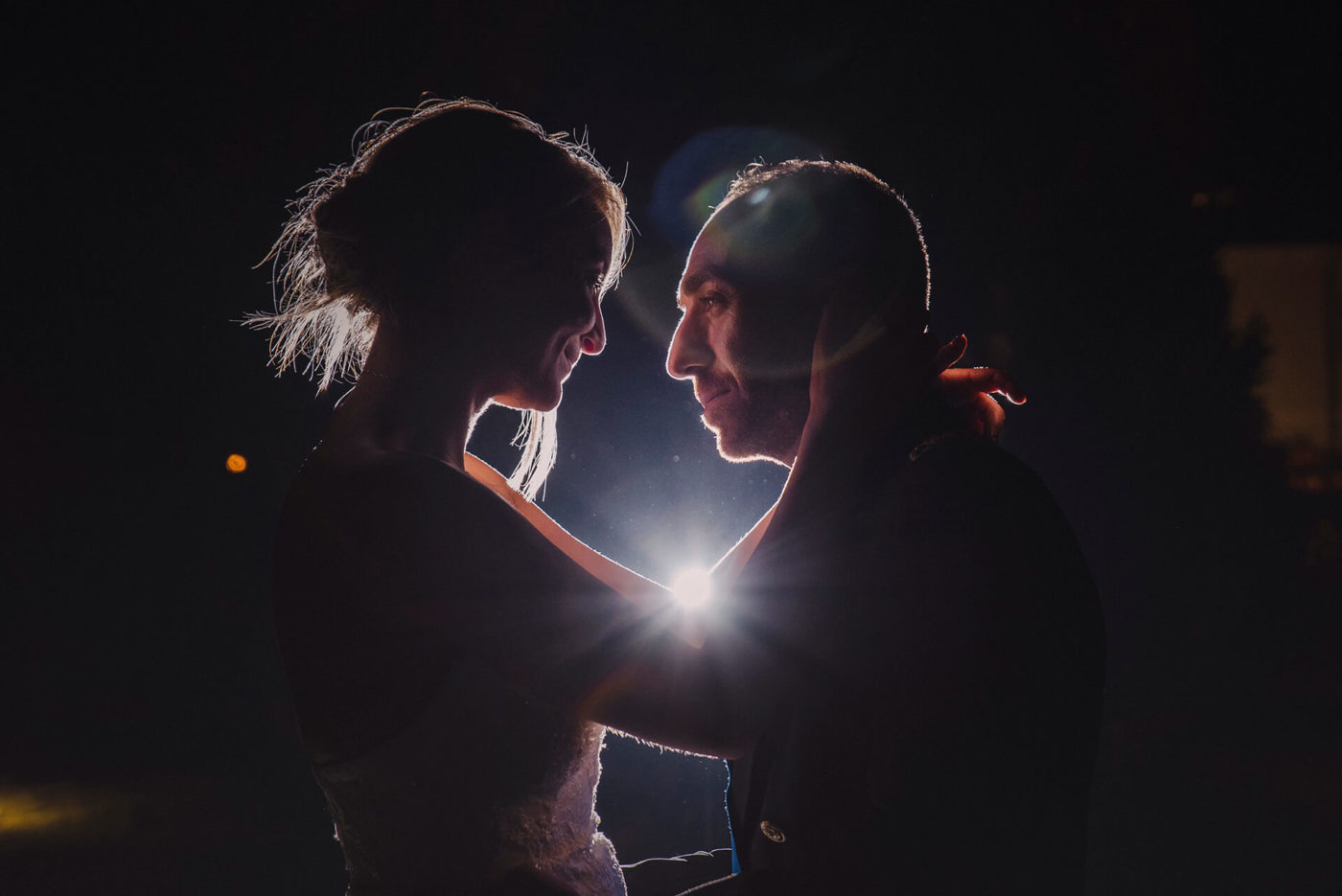 Fotografo di matrimonio Asti - Sposi che si abbracciano nella notte nel giardino dell'Hotel Somaschi a Cherasco