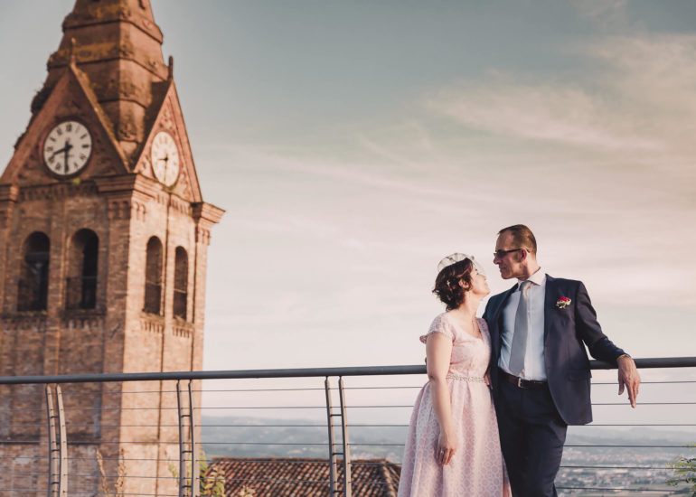 Fotografo di matrimonio Asti - Sposi vicino al campanile di Magliano Alfieri al tramonto
