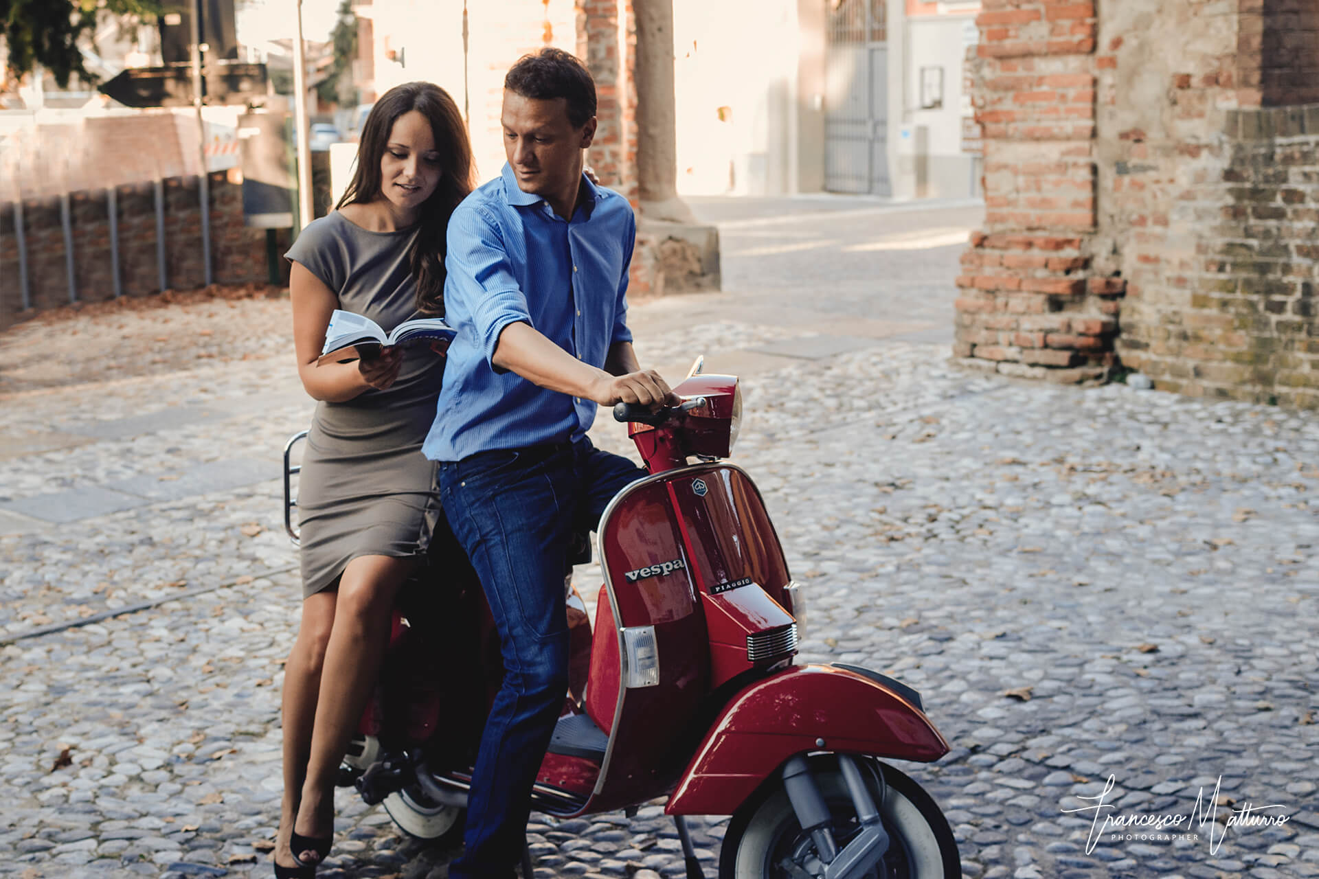 Servizio fotografico pre-matrimoniale di una coppia in sella ad una Vespa per le colline piemontesi ad Asti di Francesco Matturro