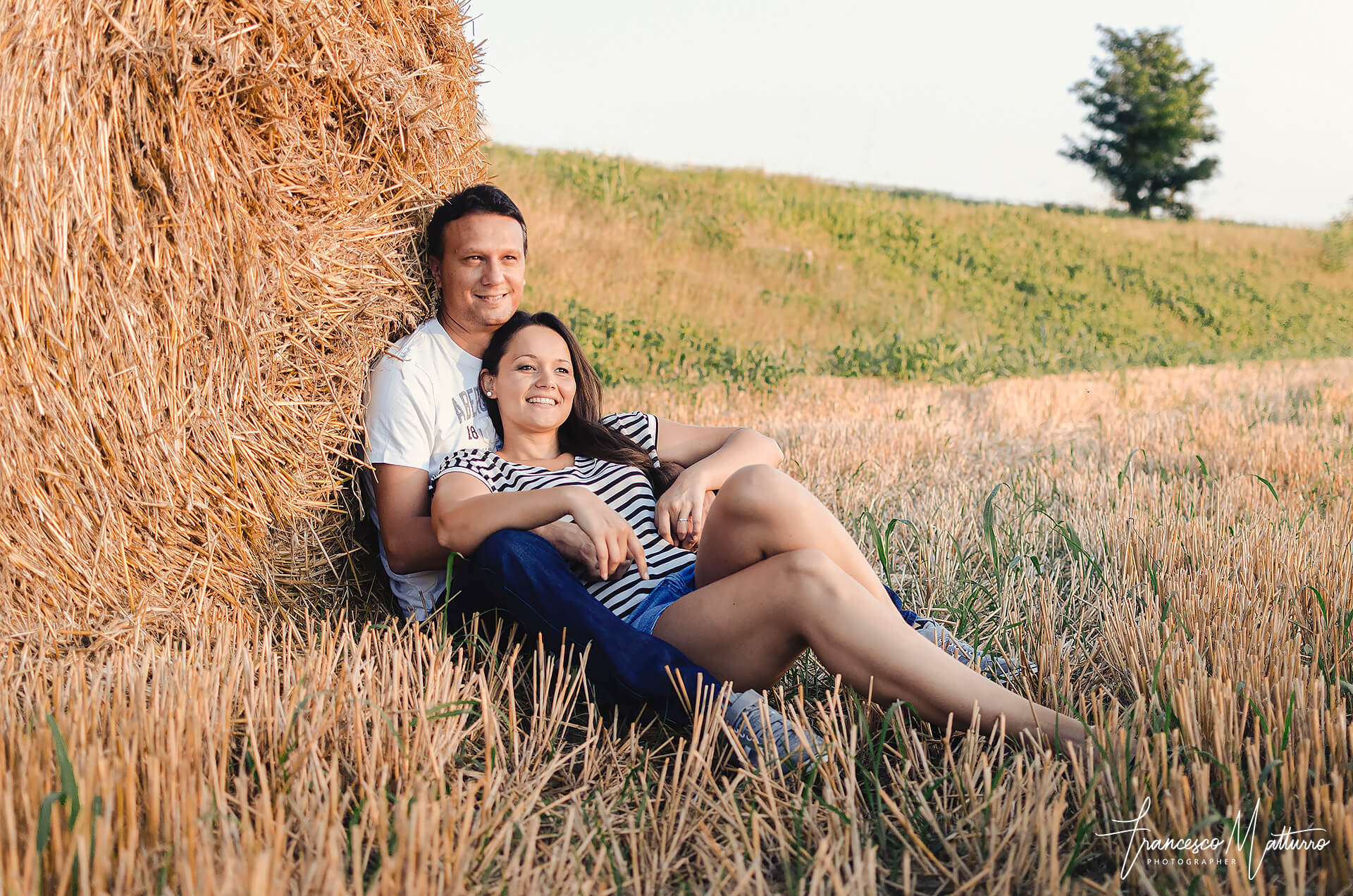 Servizio fotografico pre-matrimoniale di una coppia giovane in un campo di grano ad Asti di Francesco Matturro