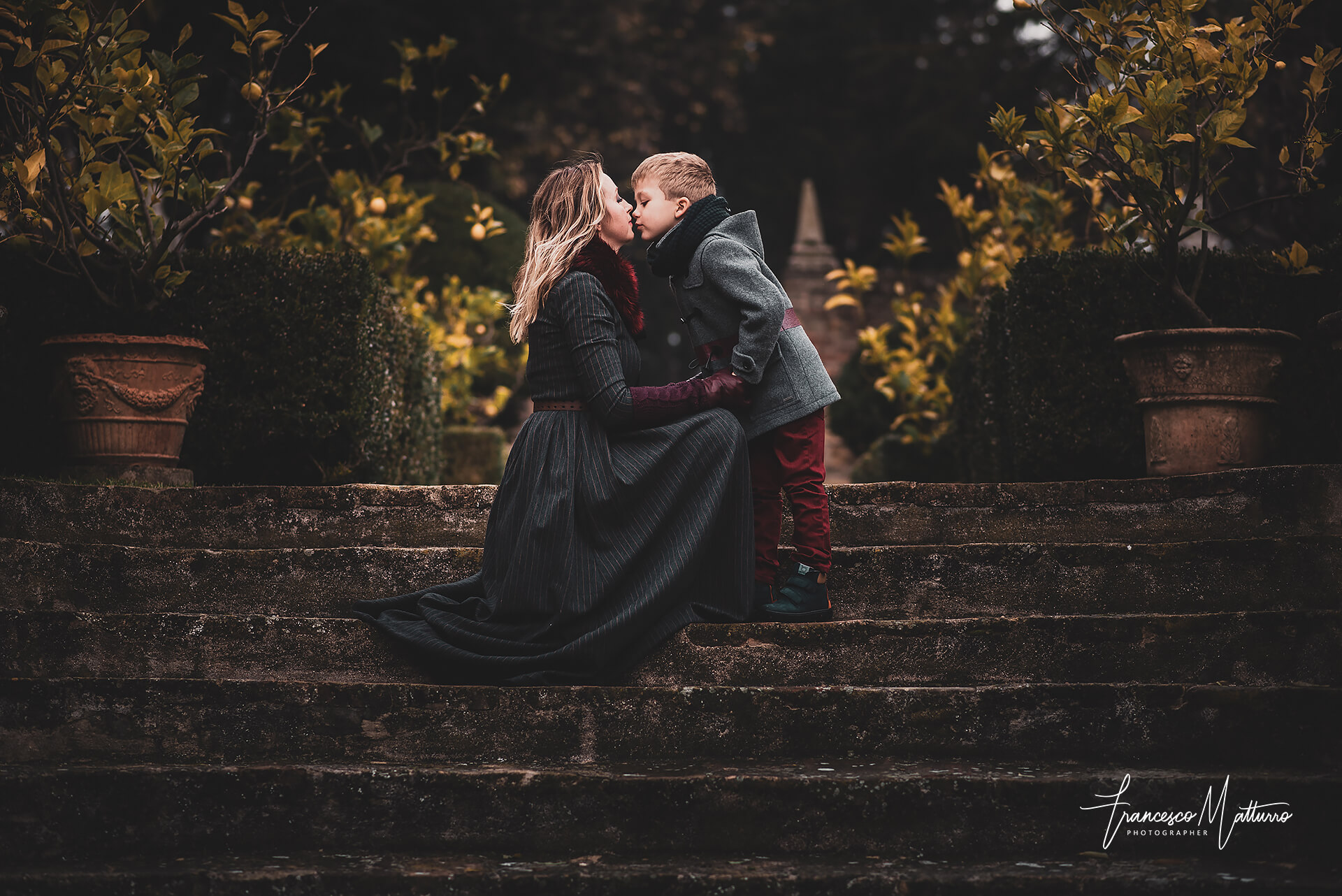 Servizi fotografici di famiglia con mamma che bacia il suo bambino ad Asti di Francesco Matturro